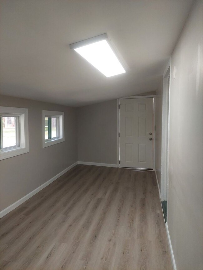 Building Photo - Cute duplex Jordan/ Johnson area Move in R...