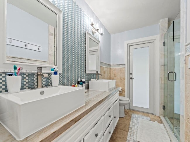 Building Photo - 10921 SW 116th Ave