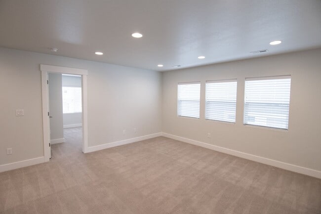 Building Photo - Gorgeous 2-Story Home In a Gated Community!