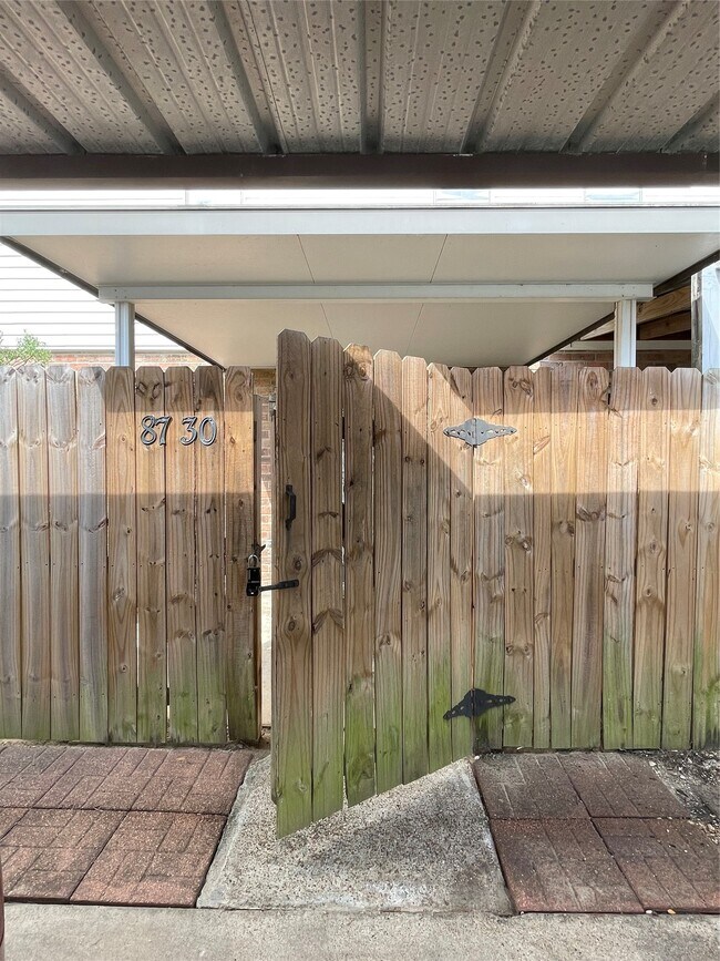 Building Photo - 8730 Glen Meadow Ln