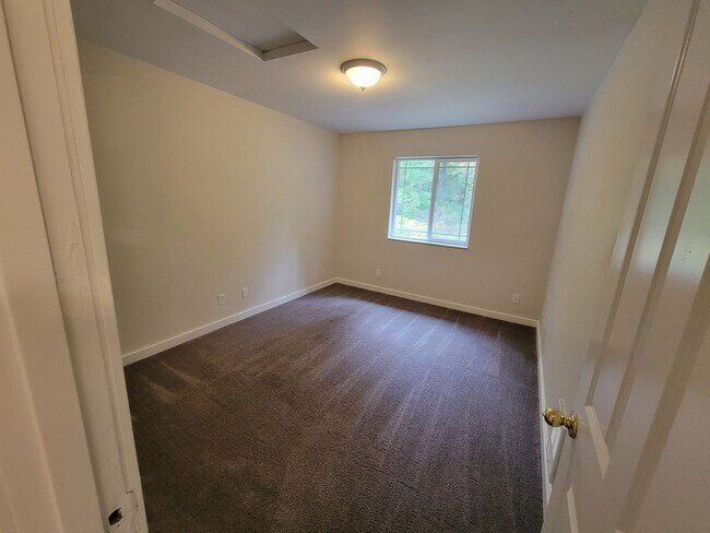 Building Photo - Freshly Painted Duplex in the Heart of Sil...