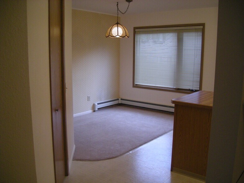 Building Photo - 700 W 47th Ave