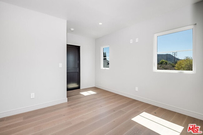 Building Photo - 4963 N Clybourn Ave