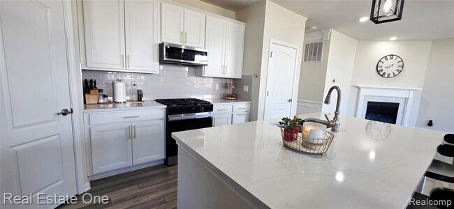 Building Photo - 2720 Tulip Wy