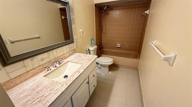 Building Photo - 3040 NE 16th Ave