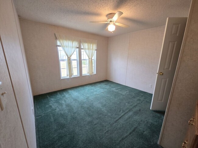 Building Photo - 423 Hallmark Dr
