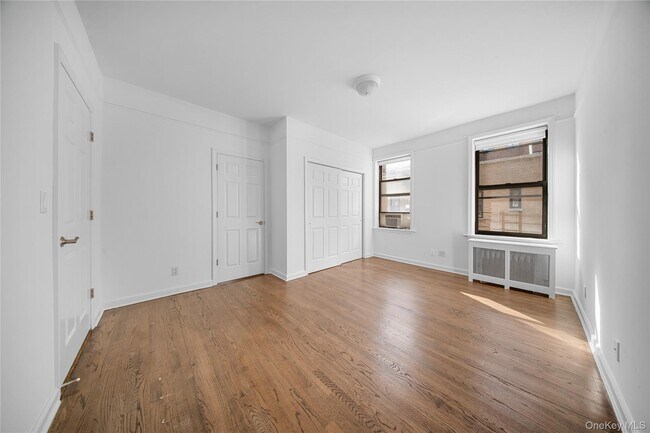Building Photo - 779 Riverside Dr