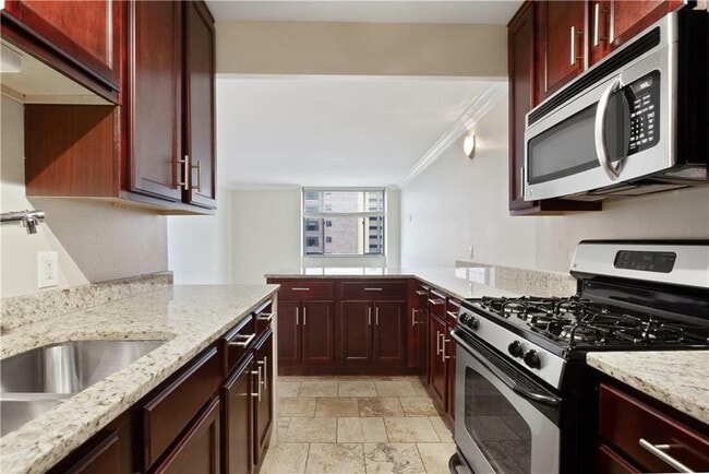 Building Photo - 700 E 8th St