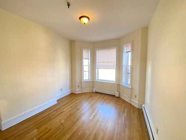 Building Photo - 55 Bright St