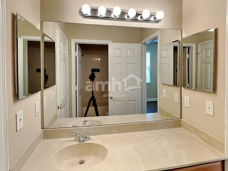 Building Photo - 11177 Creek Haven Dr