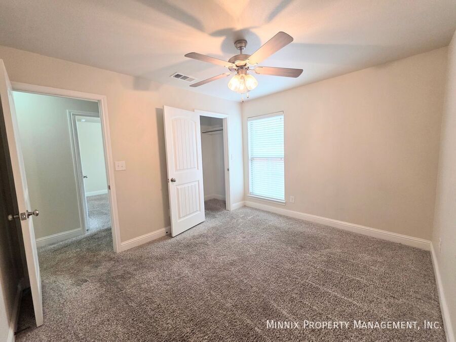 Building Photo - 9411 Sagebrush Ave