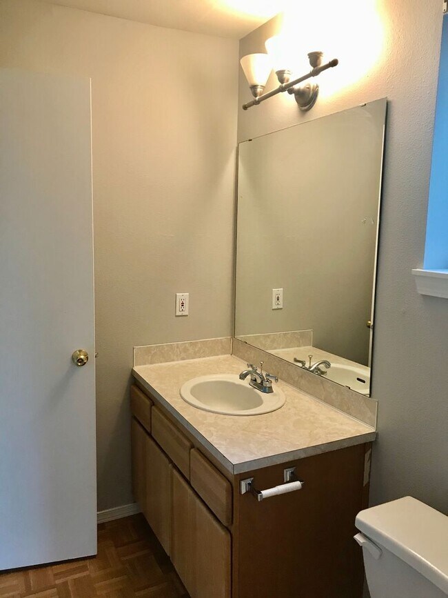 Building Photo - Two Bedroom/Two bath Capitol Hill Condo - ...