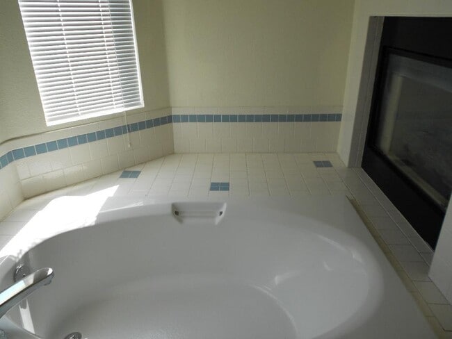 Building Photo - 4 Bedroom, 2.5 Bathroom! Lovely Home in Lo...