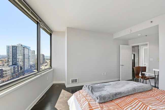 Building Photo - 250 King St