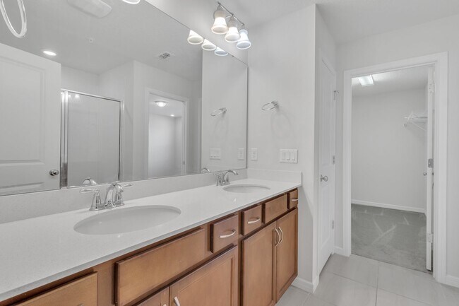 Building Photo - Luxurious Townhome in Lake Nona - A Perfec...