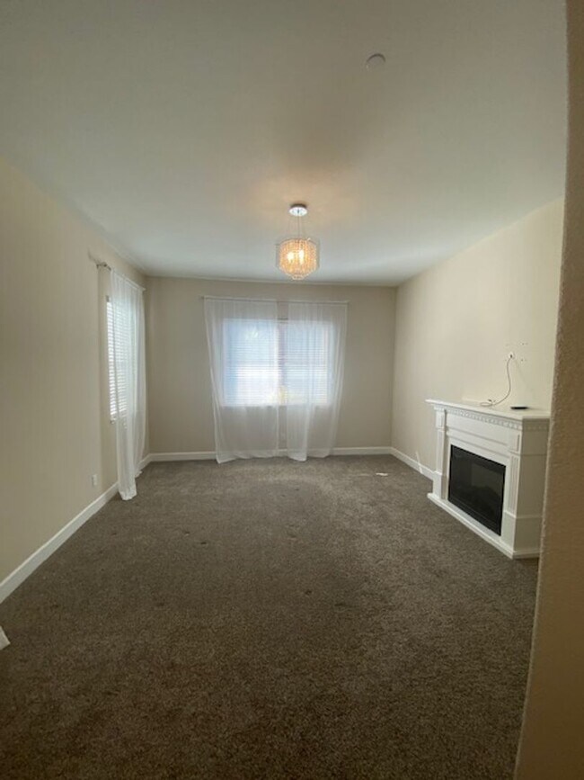 Building Photo - 2256 Ranch View Dr