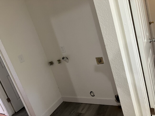 Building Photo - "Charming 3-Bed Oasis in Merced - Cozy 850...
