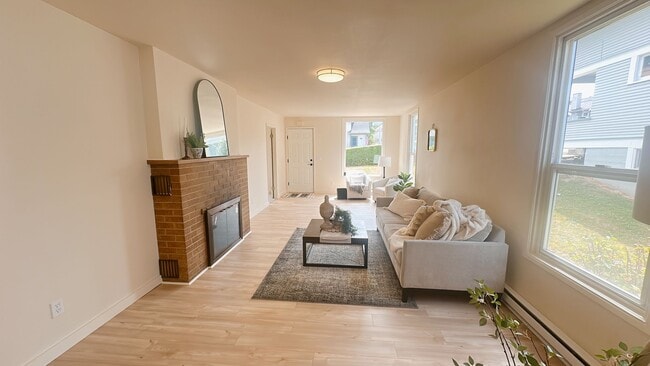 Building Photo - PRELEASING FOR LATE AUGUST: Classic 5bdrm/2 bath High St house with parking!