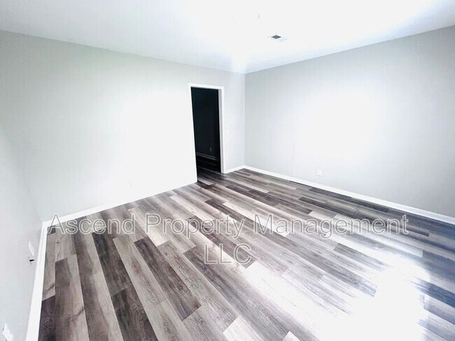 Building Photo - 3341 Pinewood Ave