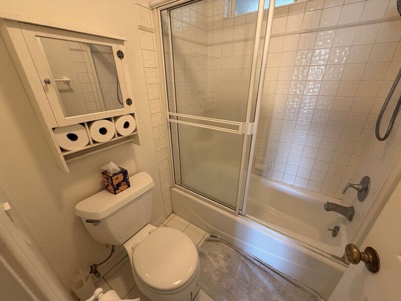Building Photo - Bright Furnished 1BD in Prime Santa Monica Location w/ Private Balcony