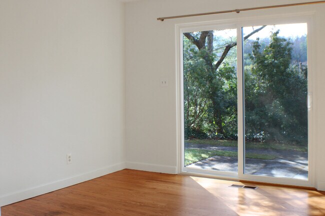 Building Photo - 21 Woodbury Rd