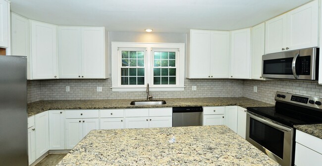 Building Photo - Water View, private wooded lot on dead end...