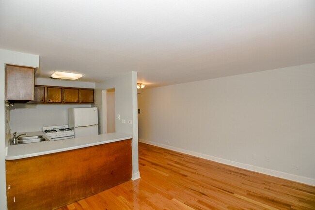 Building Photo - 665 W Wrightwood Ave