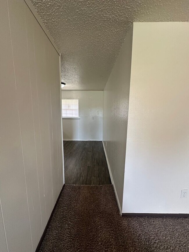 Building Photo - Spacious 4 bed, 1.5 bath
