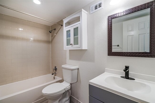 Building Photo - 2106 Lamplight Village Cir