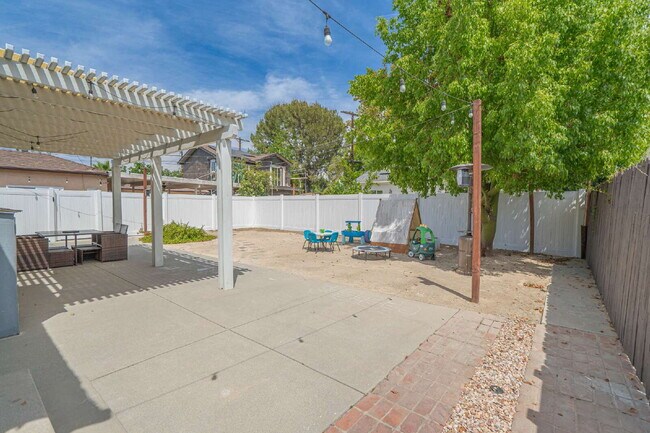 Building Photo - Beautifully Remodeled Home Move-In Ready!