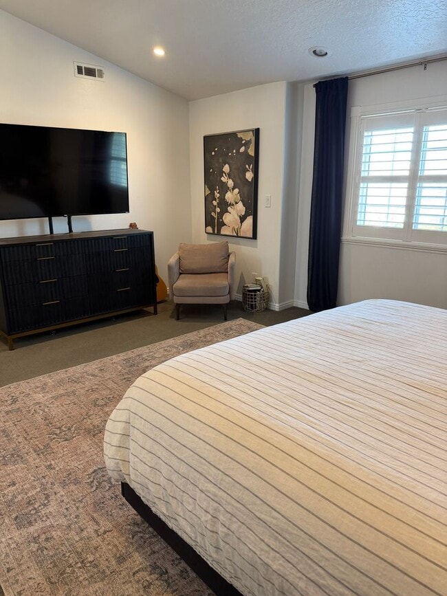 Building Photo - Beautiful 4 bedroom, 3 bathroom Home with a pool!!