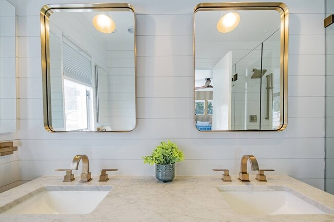 Building Photo - 89 Pantigo Rd