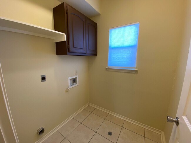 Building Photo - Conveniently Located to Randolph AFB, 4/2.5 ~ Large Backyard ~ Storage Shed ~ Move In Ready!