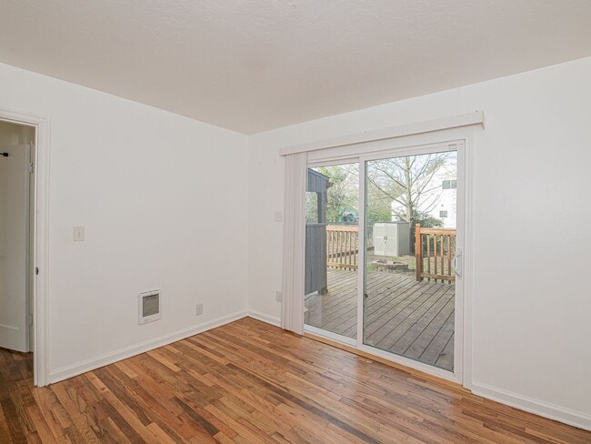 Building Photo - $500 off 1st month! Adorable 3-bdrm/1-bath in Kenton. Hardwoods, deck, W/D, huge fenced backyard,...