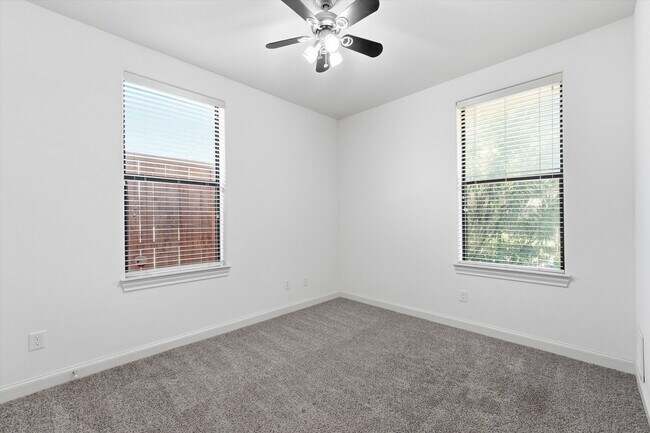 Building Photo - Awesome Two Story town home located in the heart of the city!