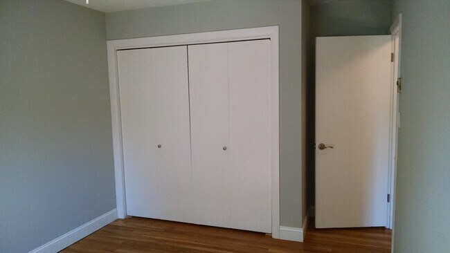 Building Photo - 2BR/1BA Condo Near UTK | Parking & Pool