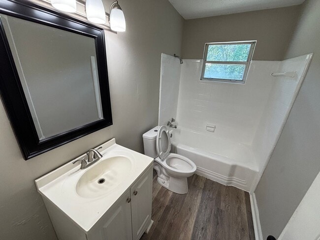 Building Photo - Stylish Renovated 3-Bedroom Gem in Prime T...