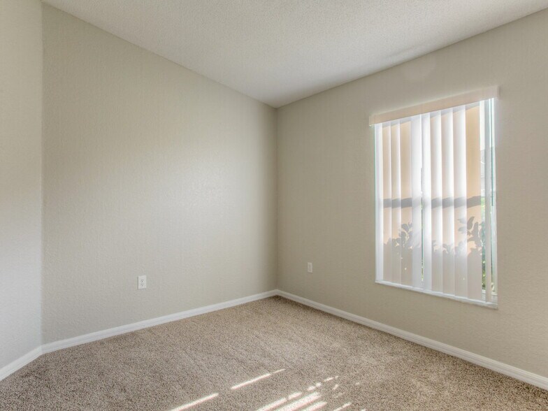 Building Photo - 4944 Palm View Dr N