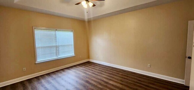 Building Photo - Great Home and Location-Available Now!
