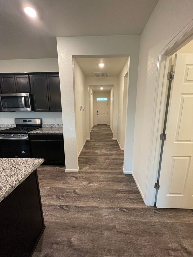 Building Photo - 3 Bed 2 Bath House in Windsor!
