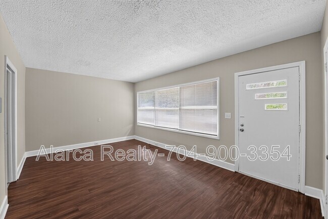 Building Photo - 1007 Green Cir Dr