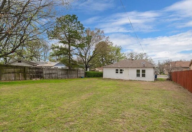 Building Photo - Freshly Updated 2 Bedroom House