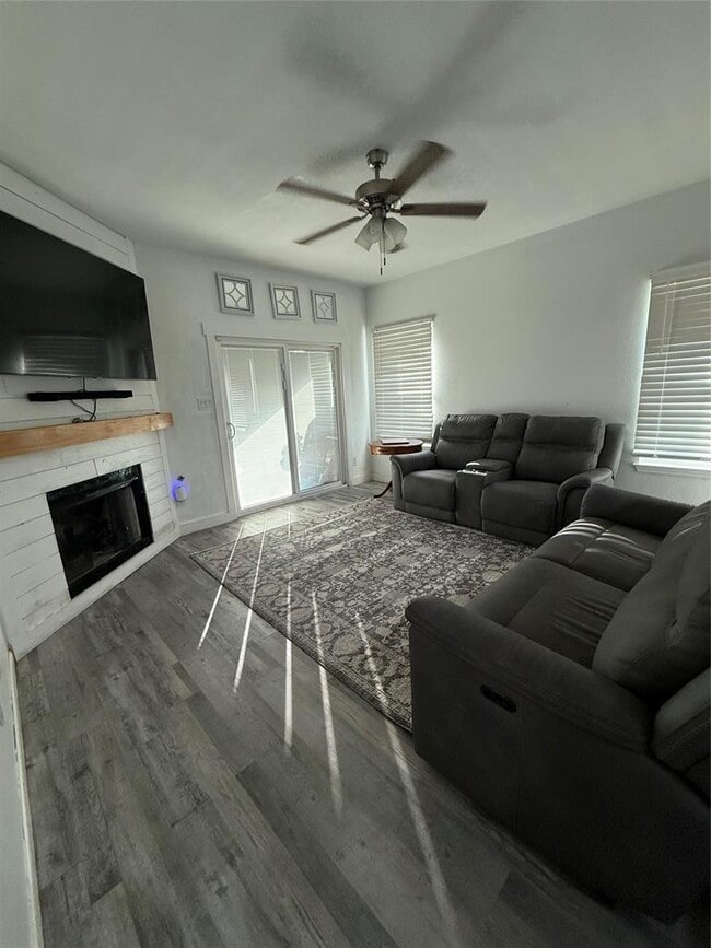 Building Photo - 811 Estancia Way