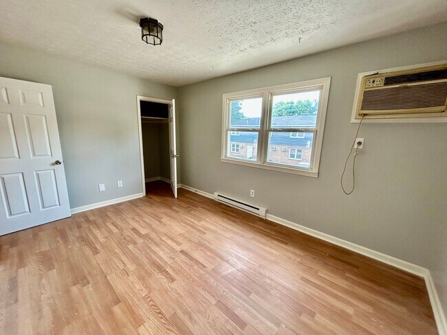 Building Photo - HALF OFF FIRST MONTH - 2 Bedroom in Versailles!