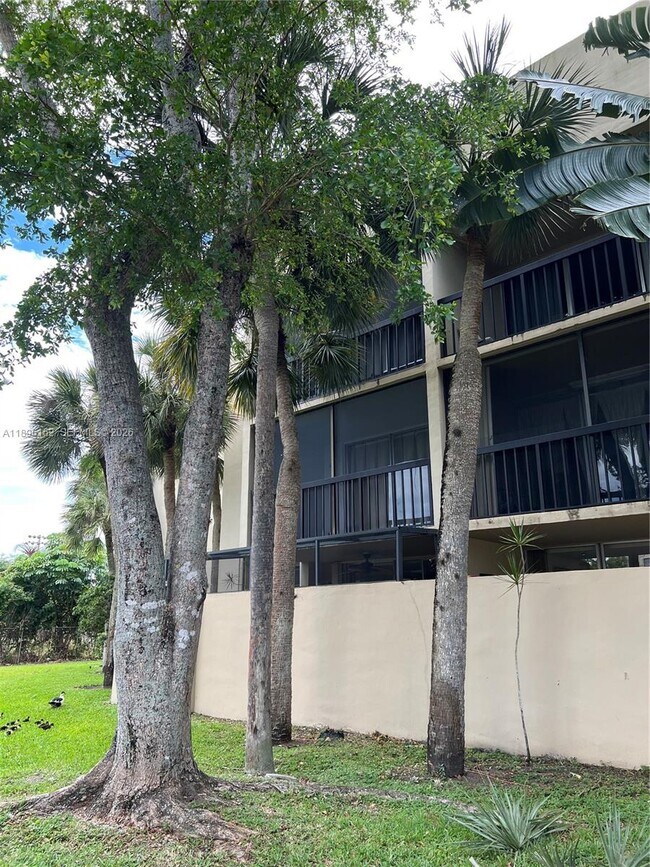 Building Photo - 10855 SW 112th Ave