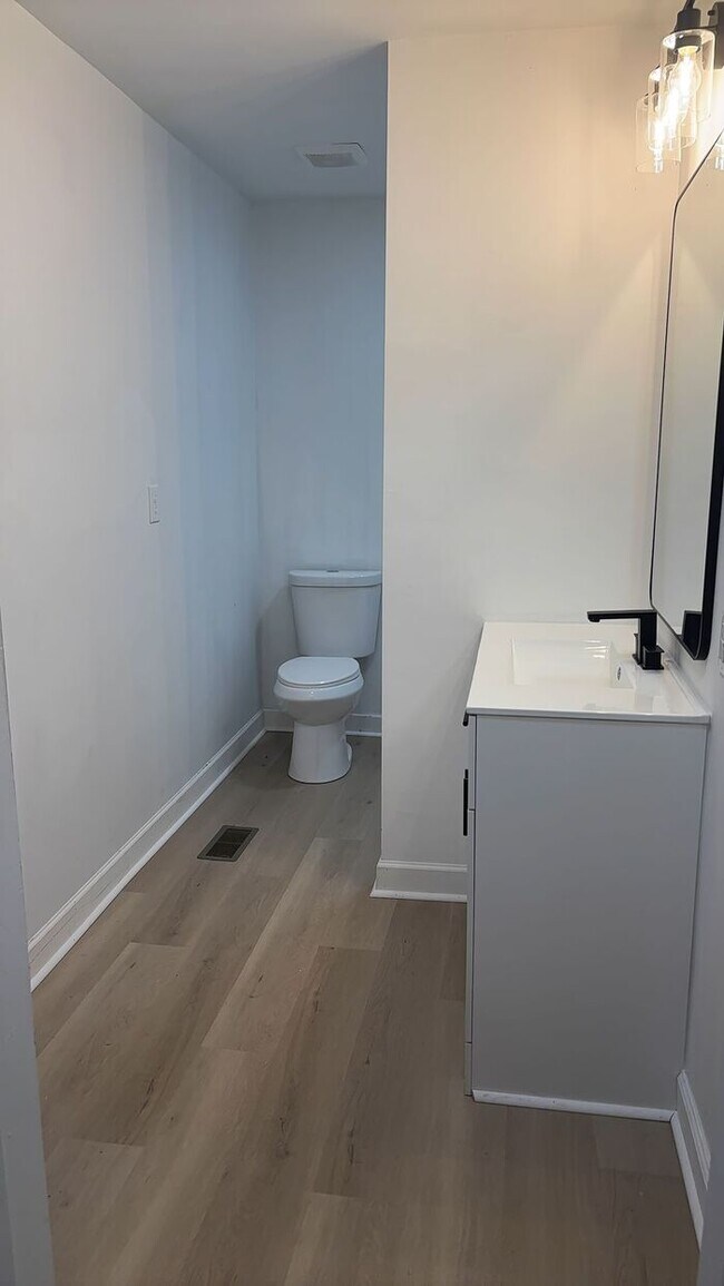 Building Photo - 3 Bedroom 1 Bathroom Renovated House with Fenced Yard