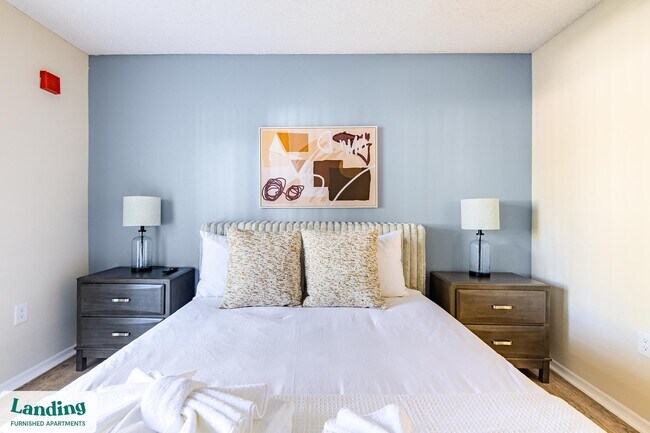 Building Photo - 1000 Palm Pl Dr NE