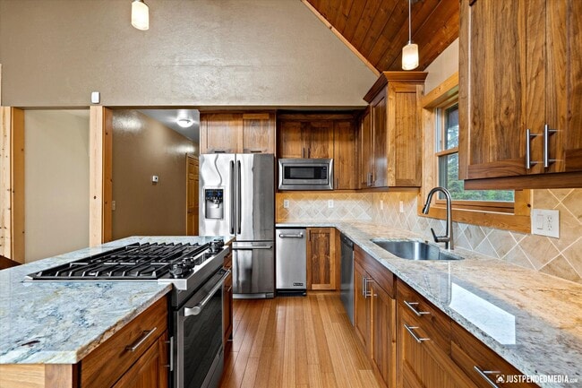 Building Photo - Hillside Retreat