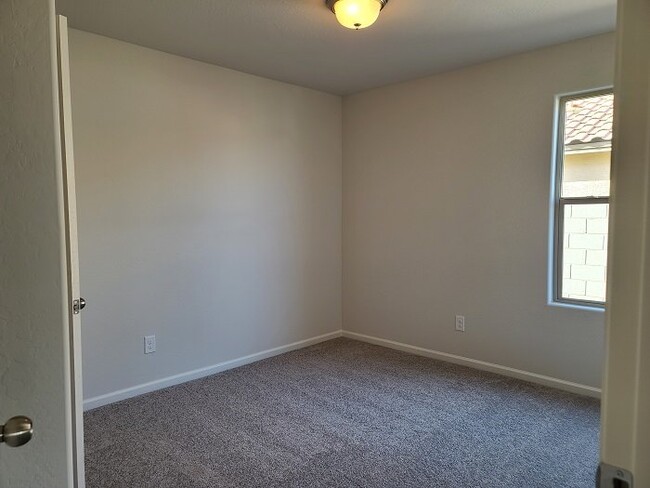 Building Photo - "Spacious 4-Bed Oasis with 2 Full Baths in...