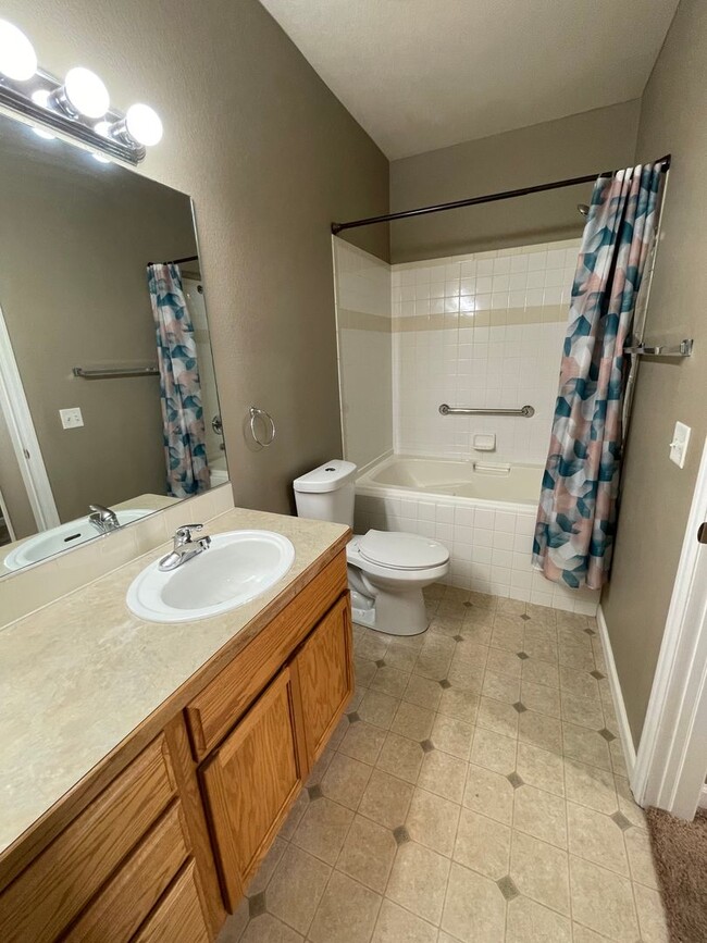 Building Photo - Charming Main Floor Condo in Water Valley
